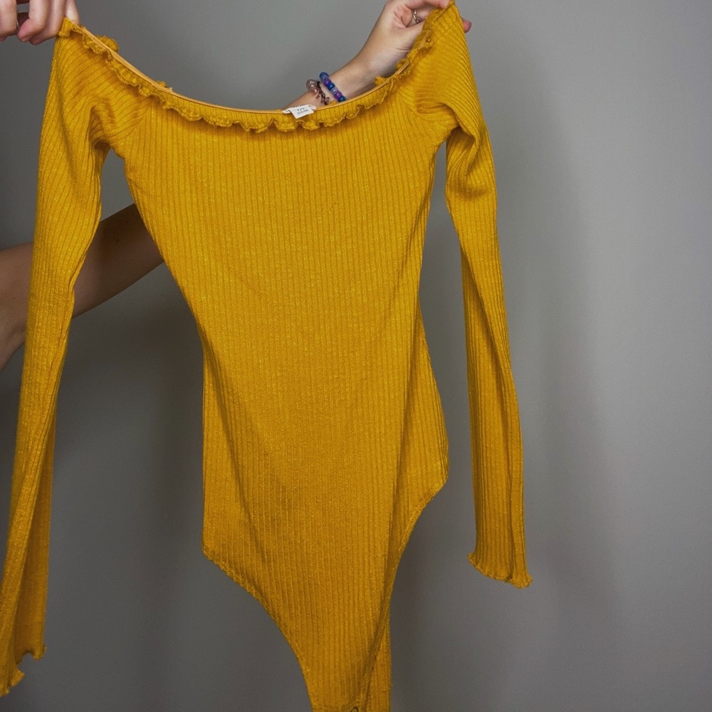 ✨brand new garage off shoulder bodysuit✨